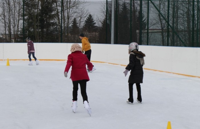 Cała społeczność szkoły korzysta również z kompleksu boisk sportowych „Orlik”. Ponadto dzieci przedszkolne mają także do dyspozycji położony opodal i ogrodzony plac zabaw. Uczniowie korzystają również z hali sportowej znajdującej się w sąsiednim budynku.