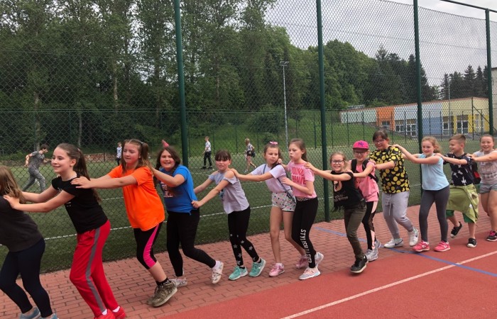 Nad edukacją dzieci i młodzieży czuwa wykwalifikowana kadra pedagogiczna. Uczniów i przedszkolaków wspiera również szkolny pedagog i logopeda, a opiekę medyczną zapewnia pielęgniarka. 