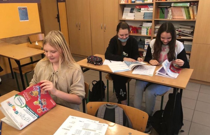 Uwzględniając potrzeby i zainteresowania uczniów proponujemy szeroki wachlarz zajęć pozalekcyjnych, prowadzonych także w ramach projektu Akademia Otwartego Umysłu:
koło robotyczne,
koło matematyczne,
koło biologiczne,
zajęcia rozwijające z języka polskiego i języka angielskiego,
SKS,
nauka gry na gitarze,
zajęcia przyrodnicze,
zajęcia teatralne,
zajęcia muzyczne.
