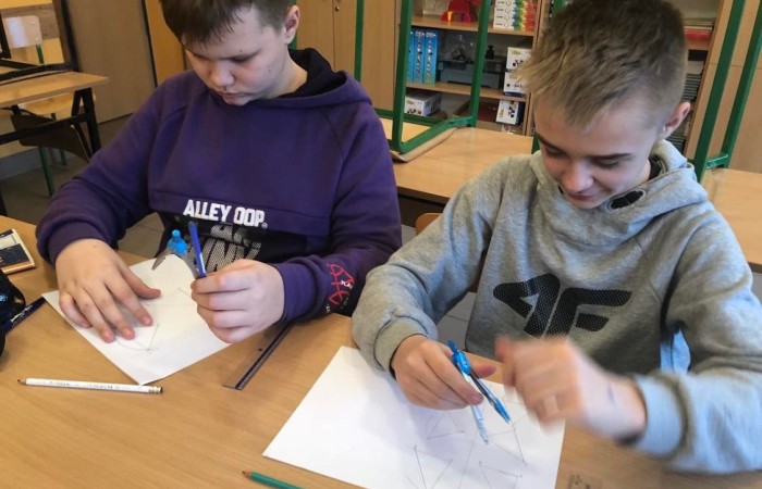 Uwzględniając potrzeby i zainteresowania uczniów proponujemy szeroki wachlarz zajęć pozalekcyjnych, prowadzonych także w ramach projektu Akademia Otwartego Umysłu:
koło robotyczne,
koło matematyczne,
koło biologiczne,
zajęcia rozwijające z języka polskiego i języka angielskiego,
SKS,
nauka gry na gitarze,
zajęcia przyrodnicze,
zajęcia teatralne,
zajęcia muzyczne.
