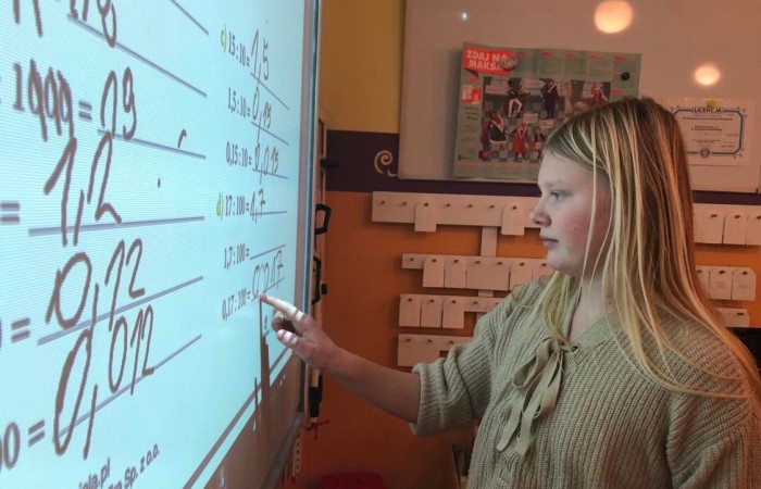 Uwzględniając potrzeby i zainteresowania uczniów proponujemy szeroki wachlarz zajęć pozalekcyjnych, prowadzonych także w ramach projektu Akademia Otwartego Umysłu:
koło robotyczne,
koło matematyczne,
koło biologiczne,
zajęcia rozwijające z języka polskiego i języka angielskiego,
SKS,
nauka gry na gitarze,
zajęcia przyrodnicze,
zajęcia teatralne,
zajęcia muzyczne.
