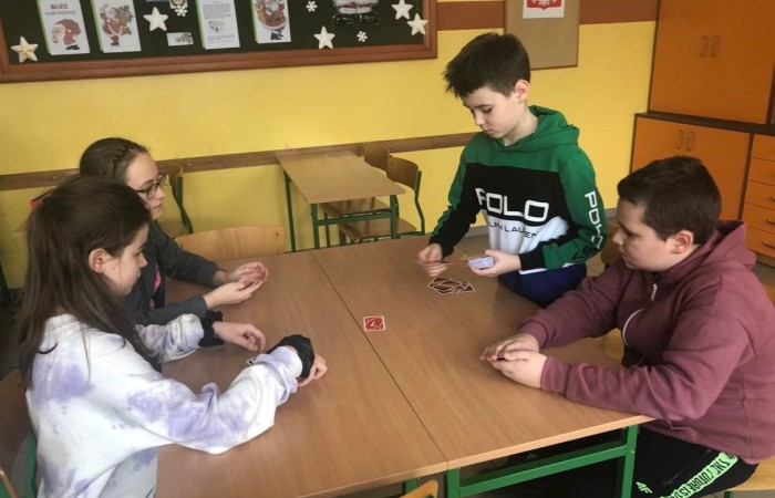 Uwzględniając potrzeby i zainteresowania uczniów proponujemy szeroki wachlarz zajęć pozalekcyjnych, prowadzonych także w ramach projektu Akademia Otwartego Umysłu:
koło robotyczne,
koło matematyczne,
koło biologiczne,
zajęcia rozwijające z języka polskiego i języka angielskiego,
SKS,
nauka gry na gitarze,
zajęcia przyrodnicze,
zajęcia teatralne,
zajęcia muzyczne.
