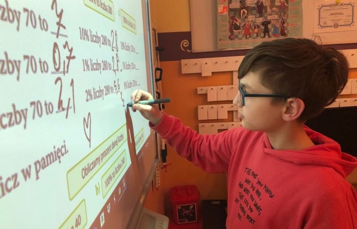 Uwzględniając potrzeby i zainteresowania uczniów proponujemy szeroki wachlarz zajęć pozalekcyjnych, prowadzonych także w ramach projektu Akademia Otwartego Umysłu:
koło robotyczne,
koło matematyczne,
koło biologiczne,
zajęcia rozwijające z języka polskiego i języka angielskiego,
SKS,
nauka gry na gitarze,
zajęcia przyrodnicze,
zajęcia teatralne,
zajęcia muzyczne.
