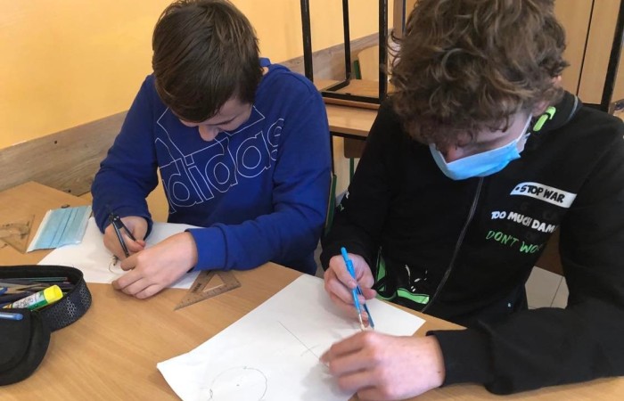 Uwzględniając potrzeby i zainteresowania uczniów proponujemy szeroki wachlarz zajęć pozalekcyjnych, prowadzonych także w ramach projektu Akademia Otwartego Umysłu:
koło robotyczne,
koło matematyczne,
koło biologiczne,
zajęcia rozwijające z języka polskiego i języka angielskiego,
SKS,
nauka gry na gitarze,
zajęcia przyrodnicze,
zajęcia teatralne,
zajęcia muzyczne.
