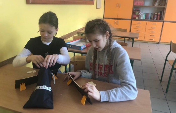 Uwzględniając potrzeby i zainteresowania uczniów proponujemy szeroki wachlarz zajęć pozalekcyjnych, prowadzonych także w ramach projektu Akademia Otwartego Umysłu:
koło robotyczne,
koło matematyczne,
koło biologiczne,
zajęcia rozwijające z języka polskiego i języka angielskiego,
SKS,
nauka gry na gitarze,
zajęcia przyrodnicze,
zajęcia teatralne,
zajęcia muzyczne.
