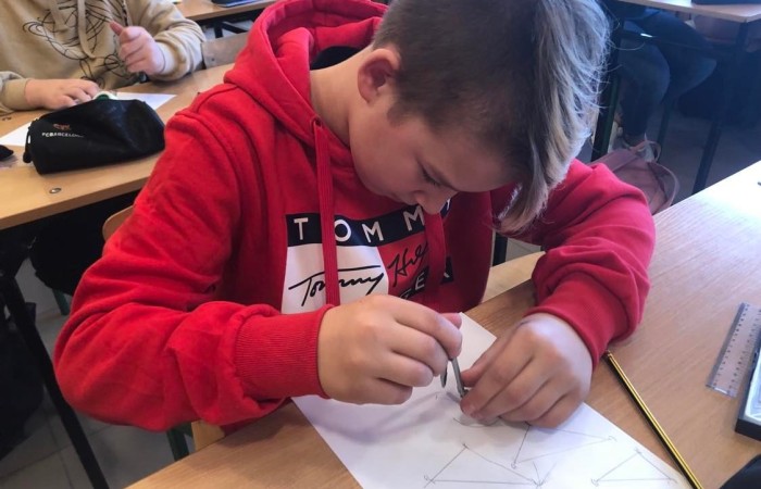 Uwzględniając potrzeby i zainteresowania uczniów proponujemy szeroki wachlarz zajęć pozalekcyjnych, prowadzonych także w ramach projektu Akademia Otwartego Umysłu:
koło robotyczne,
koło matematyczne,
koło biologiczne,
zajęcia rozwijające z języka polskiego i języka angielskiego,
SKS,
nauka gry na gitarze,
zajęcia przyrodnicze,
zajęcia teatralne,
zajęcia muzyczne.
