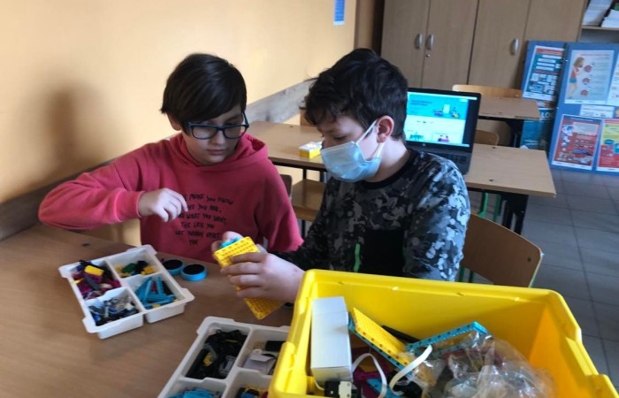 Uwzględniając potrzeby i zainteresowania uczniów proponujemy szeroki wachlarz zajęć pozalekcyjnych, prowadzonych także w ramach projektu Akademia Otwartego Umysłu:
koło robotyczne,
koło matematyczne,
koło biologiczne,
zajęcia rozwijające z języka polskiego i języka angielskiego,
SKS,
nauka gry na gitarze,
zajęcia przyrodnicze,
zajęcia teatralne,
zajęcia muzyczne.
