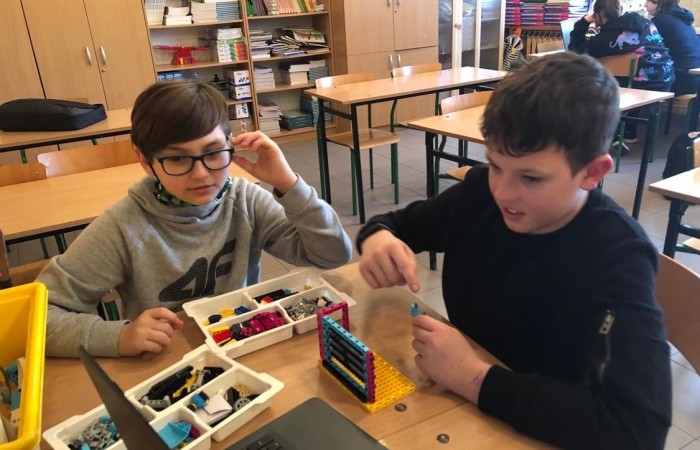 Uwzględniając potrzeby i zainteresowania uczniów proponujemy szeroki wachlarz zajęć pozalekcyjnych, prowadzonych także w ramach projektu Akademia Otwartego Umysłu:
koło robotyczne,
koło matematyczne,
koło biologiczne,
zajęcia rozwijające z języka polskiego i języka angielskiego,
SKS,
nauka gry na gitarze,
zajęcia przyrodnicze,
zajęcia teatralne,
zajęcia muzyczne.
