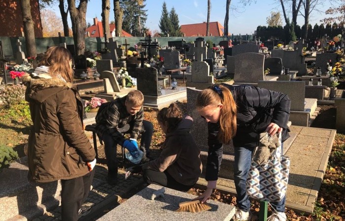 W szkole prężnie działa Samorząd Uczniowski oraz Szkolny Klub Wolontariatu, organizujące we współpracy wiele inicjatyw czy cyklicznych przedsięwzięć, np. Dzień bez Samochodu, Rajd Rowerowy, Światełko Pamięci, kampanię Zachowaj Trzeźwy Umysł.