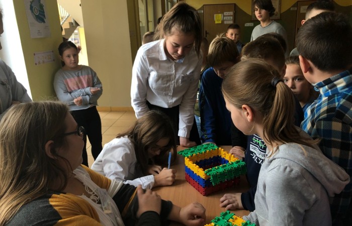 W szkole prężnie działa Samorząd Uczniowski oraz Szkolny Klub Wolontariatu, organizujące we współpracy wiele inicjatyw czy cyklicznych przedsięwzięć, np. Dzień bez Samochodu, Rajd Rowerowy, Światełko Pamięci, kampanię Zachowaj Trzeźwy Umysł.