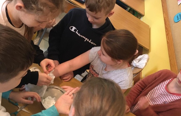 Realizujemy również liczne projekty unijne i ministerialne:
Akademia Otwartego Umysłu II - celem projektu jest podniesienie jakości i atrakcyjności oferty edukacyjnej szkoły poprzez prowadzenie dla uczniów klas II- VIII różnorodnych zajęć rozwijających, edukacyjnych, ogólnorozwojowych i przyrodniczych.
