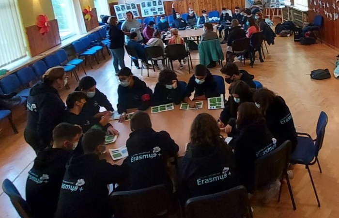 Erasmus+ - celem projektu jest rozwijanie ciekawości poznawania swojej ojczyzny oraz innych krajów. Uczniowie uczą się języków obcych, odkrywają zwyczaje, kulinarne smaki i muzyczne upodobania innych narodów. Uczestnicy projektu biorą udział w wyjazdach zagranicznych. Aktualnie współpracujemy ze szkołami partnerskimi z Francji i Portugalii. 