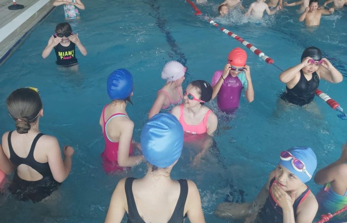 Umiem pływać - projekt pod patronatem Szkolnego Związku Sportowego obejmujący zajęcia nauki pływania dla klas II - IV organizowane pod okiem instruktorów na pływalni Dolinka w ELblągu.