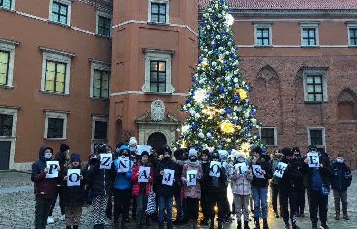 Poznaj Polskę - mającego na celu uatrakcyjnienie procesu edukacyjnego dzieci i młodzieży poprzez umożliwienie im poznawania Polski, jej środowiska przyrodniczego, tradycji, zabytków kultury i historii oraz osiągnięć polskiej nauki. W ramach programu nasi uczniowie uczestniczyli w trzydniowej wycieczce do Warszawy oraz jednodniowej wycieczce do Gdyni. Kwota dofinansowania projektu wyniosła 17.662zł