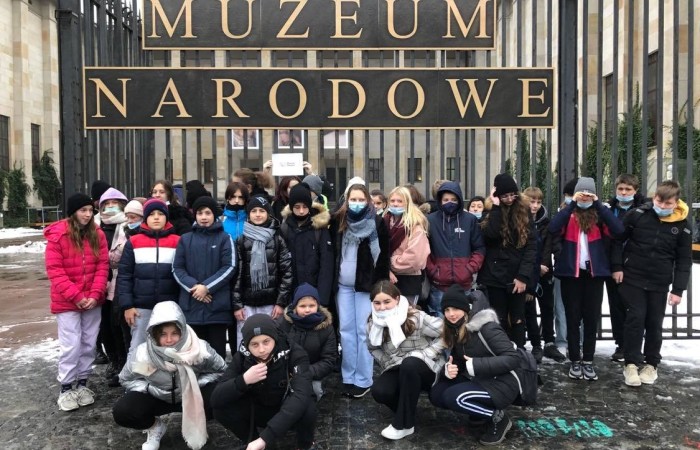 Poznaj Polskę - mającego na celu uatrakcyjnienie procesu edukacyjnego dzieci i młodzieży poprzez umożliwienie im poznawania Polski, jej środowiska przyrodniczego, tradycji, zabytków kultury i historii oraz osiągnięć polskiej nauki. W ramach programu nasi uczniowie uczestniczyli w trzydniowej wycieczce do Warszawy oraz jednodniowej wycieczce do Gdyni. Kwota dofinansowania projektu wyniosła 17.662zł