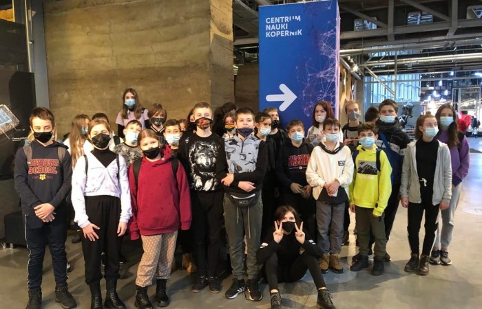 Poznaj Polskę - mającego na celu uatrakcyjnienie procesu edukacyjnego dzieci i młodzieży poprzez umożliwienie im poznawania Polski, jej środowiska przyrodniczego, tradycji, zabytków kultury i historii oraz osiągnięć polskiej nauki. W ramach programu nasi uczniowie uczestniczyli w trzydniowej wycieczce do Warszawy oraz jednodniowej wycieczce do Gdyni. Kwota dofinansowania projektu wyniosła 17.662zł