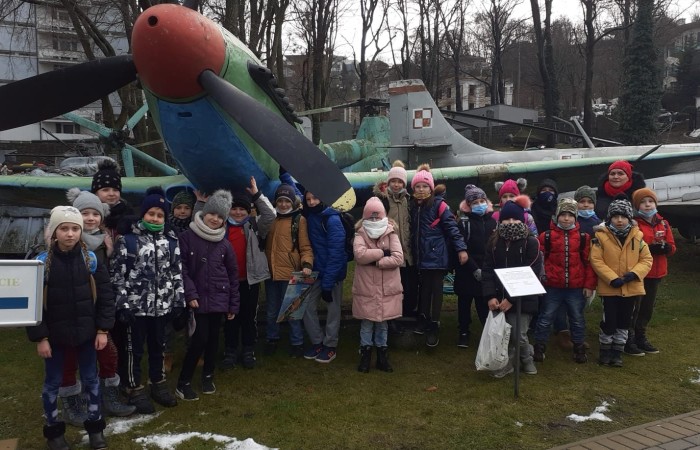 Poznaj Polskę - mającego na celu uatrakcyjnienie procesu edukacyjnego dzieci i młodzieży poprzez umożliwienie im poznawania Polski, jej środowiska przyrodniczego, tradycji, zabytków kultury i historii oraz osiągnięć polskiej nauki. W ramach programu nasi uczniowie uczestniczyli w trzydniowej wycieczce do Warszawy oraz jednodniowej wycieczce do Gdyni. Kwota dofinansowania projektu wyniosła 17.662zł