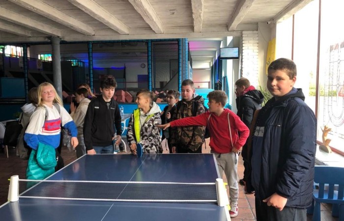 W trosce o dobre samopoczucie naszych podopiecznych wszyscy pracownicy dbają o to, by nauka przebiegała w ciepłej, przyjaznej atmosferze, opartej na szacunku i zaufaniu. Organizujemy wiele przedsięwzięć integrujących młodzież po długotrwałym, trudnym dla wszystkich okresie nauki zdalnej. Wycieczki bliskie, wyjścia do POK-u, zajęcia integracyjne z wychowawcą czy pedagogiem, imprezy klasowe, wyjazdy do teatru to formy działalności sprawiające, że w naszej szkole jest ciekawie, a młodzi ludzie chętnie do niej przychodzą.