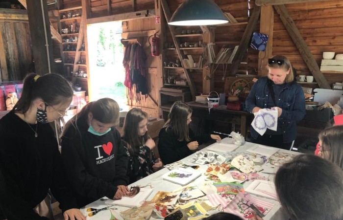 W trosce o dobre samopoczucie naszych podopiecznych wszyscy pracownicy dbają o to, by nauka przebiegała w ciepłej, przyjaznej atmosferze, opartej na szacunku i zaufaniu. Organizujemy wiele przedsięwzięć integrujących młodzież po długotrwałym, trudnym dla wszystkich okresie nauki zdalnej. Wycieczki bliskie, wyjścia do POK-u, zajęcia integracyjne z wychowawcą czy pedagogiem, imprezy klasowe, wyjazdy do teatru to formy działalności sprawiające, że w naszej szkole jest ciekawie, a młodzi ludzie chętnie do niej przychodzą.