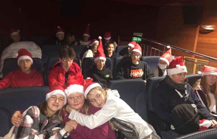 W trosce o dobre samopoczucie naszych podopiecznych wszyscy pracownicy dbają o to, by nauka przebiegała w ciepłej, przyjaznej atmosferze, opartej na szacunku i zaufaniu. Organizujemy wiele przedsięwzięć integrujących młodzież po długotrwałym, trudnym dla wszystkich okresie nauki zdalnej. Wycieczki bliskie, wyjścia do POK-u, zajęcia integracyjne z wychowawcą czy pedagogiem, imprezy klasowe, wyjazdy do teatru to formy działalności sprawiające, że w naszej szkole jest ciekawie, a młodzi ludzie chętnie do niej przychodzą.