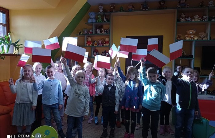 W trosce o dobre samopoczucie naszych podopiecznych wszyscy pracownicy dbają o to, by nauka przebiegała w ciepłej, przyjaznej atmosferze, opartej na szacunku i zaufaniu. Organizujemy wiele przedsięwzięć integrujących młodzież po długotrwałym, trudnym dla wszystkich okresie nauki zdalnej. Wycieczki bliskie, wyjścia do POK-u, zajęcia integracyjne z wychowawcą czy pedagogiem, imprezy klasowe, wyjazdy do teatru to formy działalności sprawiające, że w naszej szkole jest ciekawie, a młodzi ludzie chętnie do niej przychodzą.