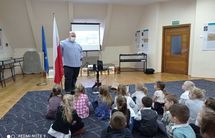 W trosce o dobre samopoczucie naszych podopiecznych wszyscy pracownicy dbają o to, by nauka przebiegała w ciepłej, przyjaznej atmosferze, opartej na szacunku i zaufaniu. Organizujemy wiele przedsięwzięć integrujących młodzież po długotrwałym, trudnym dla wszystkich okresie nauki zdalnej. Wycieczki bliskie, wyjścia do POK-u, zajęcia integracyjne z wychowawcą czy pedagogiem, imprezy klasowe, wyjazdy do teatru to formy działalności sprawiające, że w naszej szkole jest ciekawie, a młodzi ludzie chętnie do niej przychodzą.