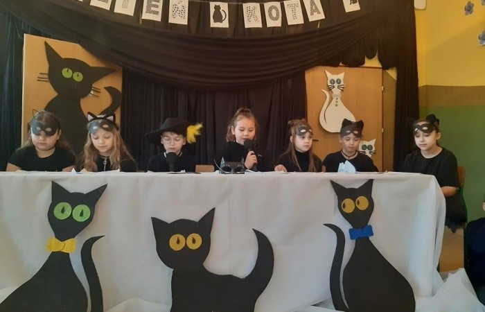 W trosce o dobre samopoczucie naszych podopiecznych wszyscy pracownicy dbają o to, by nauka przebiegała w ciepłej, przyjaznej atmosferze, opartej na szacunku i zaufaniu. Organizujemy wiele przedsięwzięć integrujących młodzież po długotrwałym, trudnym dla wszystkich okresie nauki zdalnej. Wycieczki bliskie, wyjścia do POK-u, zajęcia integracyjne z wychowawcą czy pedagogiem, imprezy klasowe, wyjazdy do teatru to formy działalności sprawiające, że w naszej szkole jest ciekawie, a młodzi ludzie chętnie do niej przychodzą.