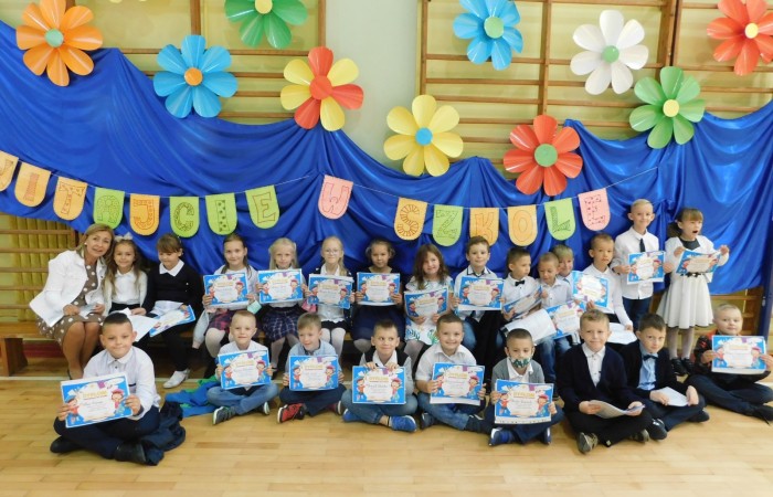 Szczególną troską otoczeni są najmłodsi uczniowie z klas pierwszych, którzy mają zapewnioną całodniową opiekę swoich wychowawczyń. Aby ograniczyć lęk towarzyszący na początku danego etapu edukacyjnego, z myślą o uczniach klas I i IV zostały opracowane i wdrożone programy adaptacyjne, dzięki którym dzieci już  od pierwszych dni czują się bezpiecznie.