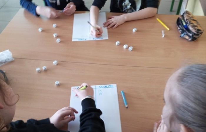 Podczas projektowych zajęć matematycznych uczniowie rozwiązywali zadania tekstowe na dodawanie i odejmowanie w zakresie 100 z wykorzystaniem pomocy dydaktycznych dostarczonych w ramach projektu, między innymi odbył się również trening z czterema kośćmi.