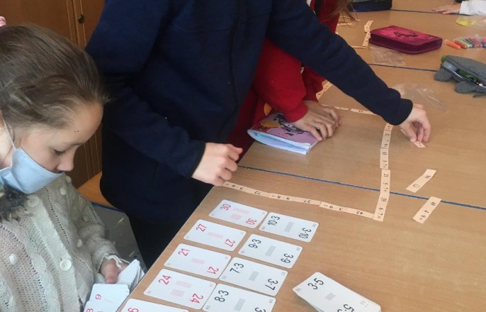 Podczas zajęć projektowych edukacyjnych doskonaliliśmy umiejętności mnożenia poprzez zabawy i gry. Doskonałą grą, która wspaniale sprawdza się w tej dziedzinie są Karty Grabowskiego Tabliczka Mnożenia. Karty Grabowskiego to komplet unikalnych kart i pasjonujących gier, które uczą dzieci tabliczki mnożenia przez zabawę. Od blisko 25 lat doskonale sprawdzają się zarówno w domu, jak i w szkole. Karty Grabowskiego zdobyły uznanie wśród rodziców, nauczycieli i instytucji edukacyjnych. Karty można stosować na różne inne sposoby nie tylko na te, które autor poleca. Jest to nauka przez zabawę, którą uczniowie uwielbiają. Inną taką grą jest Domino – mnożenie do 100. Domino jest grą o prostych zasadach, lubianą przez dzieci. Proponowany zestaw domin pozwala ćwiczyć pamięciowe działania na mnożenie w zakresie 100. Ułożone swoiste równania dzieci mogą przepisywać do zeszytu.