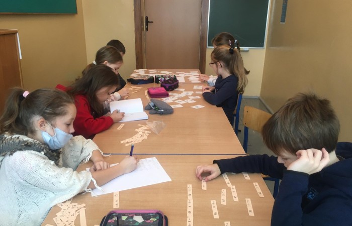 Podczas zajęć projektowych edukacyjnych doskonaliliśmy umiejętności mnożenia poprzez zabawy i gry. Doskonałą grą, która wspaniale sprawdza się w tej dziedzinie są Karty Grabowskiego Tabliczka Mnożenia. Karty Grabowskiego to komplet unikalnych kart i pasjonujących gier, które uczą dzieci tabliczki mnożenia przez zabawę. Od blisko 25 lat doskonale sprawdzają się zarówno w domu, jak i w szkole. Karty Grabowskiego zdobyły uznanie wśród rodziców, nauczycieli i instytucji edukacyjnych. Karty można stosować na różne inne sposoby nie tylko na te, które autor poleca. Jest to nauka przez zabawę, którą uczniowie uwielbiają. Inną taką grą jest Domino – mnożenie do 100. Domino jest grą o prostych zasadach, lubianą przez dzieci. Proponowany zestaw domin pozwala ćwiczyć pamięciowe działania na mnożenie w zakresie 100. Ułożone swoiste równania dzieci mogą przepisywać do zeszytu.