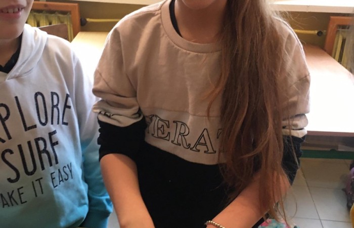 Podczas zajęć projektowych przyrodniczych wykonywaliśmy proste i bezpieczne doświadczenia. Jednym z doświadczeń, które wybrali uczniowie było: Jak wykonać sztuczny śnieg? Do wykonania takiego doświadczenia potrzebujemy: pieluchy (pampersy) rozkładamy i rozcinamy środek tak, aby ze środka wyrzucić do naszej miseczki drobne kuleczki. Te kuleczki to superchłonny żel doskonały do stworzenia śniegu. Kulki pochłaniają wilgoć w masie blisko 30 razy większej od własnej, tym sposobem już z jednej pieluchy możemy zrobić sporą ilość śniegu. Wykonany sztuczny śnieg uczniowie mogą dotknąć, pobawić się jego konsystencją. Jest bardzo miły w dotyku.