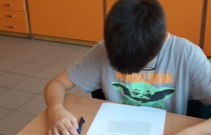 Na Zajęciach edukacyjnych odbywających się w ramach Akademii Otwartego Umysłu2 uczniowie z I grupy projektowej wykonywali zadania mające na celu poprawę koncentracji. Docelowo mają one usprawnić technikę prowadzenia oka, poszerzenie pola widzenia ucznia i wyeliminować wady czytania.