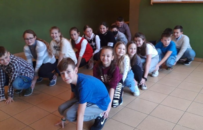 Na zajęciach edukacyjnych odbywających się w ramach Akademii Otwartego Umysłu2 uczniowie z II grupy projektowej pokazali jak potrafią się bawić, wykonując ćwiczenia na rozruch, tj. „Odwróć koc”, „Chwytanie mioteł”, „Wyścig węży”, „Wyścigi konne”. Po zabawie uczestnicy projektu wykonali Trening pamięci wykorzystując metodę Pokoju Rzymskiego, polegającą na zapamiętywaniu słów.