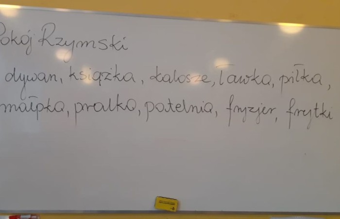 Na zajęciach edukacyjnych odbywających się w ramach Akademii Otwartego Umysłu2 uczniowie z II grupy projektowej pokazali jak potrafią się bawić, wykonując ćwiczenia na rozruch, tj. „Odwróć koc”, „Chwytanie mioteł”, „Wyścig węży”, „Wyścigi konne”. Po zabawie uczestnicy projektu wykonali Trening pamięci wykorzystując metodę Pokoju Rzymskiego, polegającą na zapamiętywaniu słów.