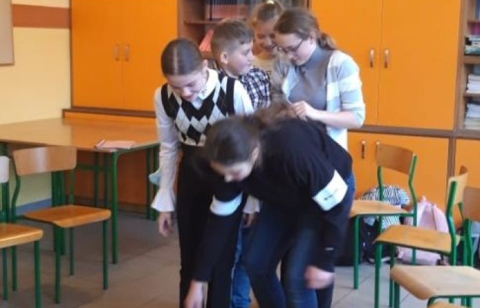 Na zajęciach edukacyjnych odbywających się w ramach Akademii Otwartego Umysłu2 uczniowie z II grupy projektowej pokazali jak potrafią się bawić, wykonując ćwiczenia na rozruch, tj. „Odwróć koc”, „Chwytanie mioteł”, „Wyścig węży”, „Wyścigi konne”. Po zabawie uczestnicy projektu wykonali Trening pamięci wykorzystując metodę Pokoju Rzymskiego, polegającą na zapamiętywaniu słów.