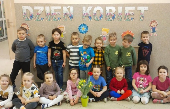Dzień Kobiet to wyjątkowy dzień, ważny dla wszystkich kobiet, zarówno tych dużych, jak i małych. 8 marca w naszym przedszkolu odbyły się uroczystość z tej okazji.                                                 W tym szczególnym dniu wszystkie kobietki otrzymały serdeczne życzenia i upominki. Radosna atmosfera panowała już od samego rana.
Chłopcy złożyli życzenia, tradycyjnie zaśpiewali swoim koleżankom uroczyste „100 lat”, i wręczyli piękne laurki i niespodzianki. Ze szczególnym zaangażowaniem starali się, aby ten dzień uczynić wyjątkowo miłym. Jako mali dżentelmeni wyręczali dziewczynki w codziennych obowiązkach. Nie zabrakło tanecznej muzyki, w rytm której bawiły się zarówno dziewczynki jak i chłopcy. Wiele radości sprawiły dzieciom zabawy i konkurencje w grupach. Uśmiechnięte buzie przedszkolaków, a zwłaszcza dziewczynek świadczyły o miło spędzonym czasie.