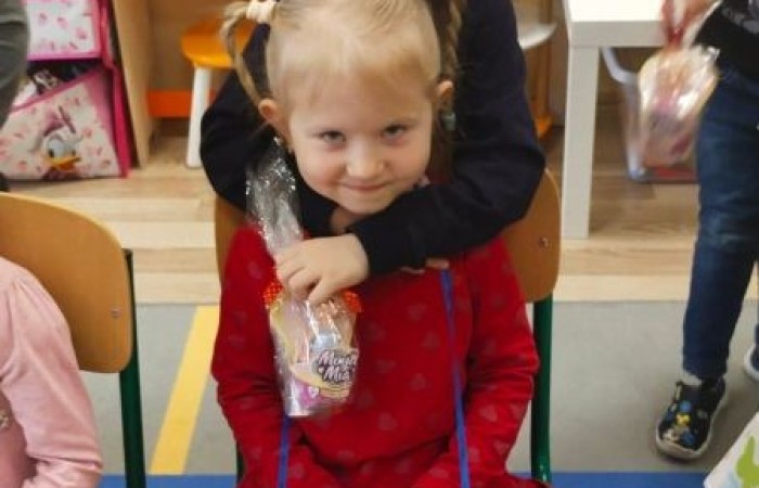 Dzień Kobiet to wyjątkowy dzień, ważny dla wszystkich kobiet, zarówno tych dużych, jak i małych. 8 marca w naszym przedszkolu odbyły się uroczystość z tej okazji.                                                 W tym szczególnym dniu wszystkie kobietki otrzymały serdeczne życzenia i upominki. Radosna atmosfera panowała już od samego rana.
Chłopcy złożyli życzenia, tradycyjnie zaśpiewali swoim koleżankom uroczyste „100 lat”, i wręczyli piękne laurki i niespodzianki. Ze szczególnym zaangażowaniem starali się, aby ten dzień uczynić wyjątkowo miłym. Jako mali dżentelmeni wyręczali dziewczynki w codziennych obowiązkach. Nie zabrakło tanecznej muzyki, w rytm której bawiły się zarówno dziewczynki jak i chłopcy. Wiele radości sprawiły dzieciom zabawy i konkurencje w grupach. Uśmiechnięte buzie przedszkolaków, a zwłaszcza dziewczynek świadczyły o miło spędzonym czasie.