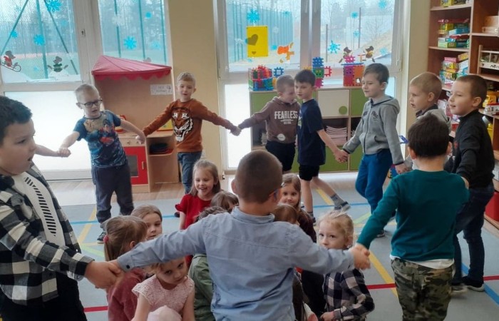 Dzień Kobiet to wyjątkowy dzień, ważny dla wszystkich kobiet, zarówno tych dużych, jak i małych. 8 marca w naszym przedszkolu odbyły się uroczystość z tej okazji.                                                 W tym szczególnym dniu wszystkie kobietki otrzymały serdeczne życzenia i upominki. Radosna atmosfera panowała już od samego rana.
Chłopcy złożyli życzenia, tradycyjnie zaśpiewali swoim koleżankom uroczyste „100 lat”, i wręczyli piękne laurki i niespodzianki. Ze szczególnym zaangażowaniem starali się, aby ten dzień uczynić wyjątkowo miłym. Jako mali dżentelmeni wyręczali dziewczynki w codziennych obowiązkach. Nie zabrakło tanecznej muzyki, w rytm której bawiły się zarówno dziewczynki jak i chłopcy. Wiele radości sprawiły dzieciom zabawy i konkurencje w grupach. Uśmiechnięte buzie przedszkolaków, a zwłaszcza dziewczynek świadczyły o miło spędzonym czasie.