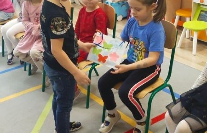 Dzień Kobiet to wyjątkowy dzień, ważny dla wszystkich kobiet, zarówno tych dużych, jak i małych. 8 marca w naszym przedszkolu odbyły się uroczystość z tej okazji.                                                 W tym szczególnym dniu wszystkie kobietki otrzymały serdeczne życzenia i upominki. Radosna atmosfera panowała już od samego rana.
Chłopcy złożyli życzenia, tradycyjnie zaśpiewali swoim koleżankom uroczyste „100 lat”, i wręczyli piękne laurki i niespodzianki. Ze szczególnym zaangażowaniem starali się, aby ten dzień uczynić wyjątkowo miłym. Jako mali dżentelmeni wyręczali dziewczynki w codziennych obowiązkach. Nie zabrakło tanecznej muzyki, w rytm której bawiły się zarówno dziewczynki jak i chłopcy. Wiele radości sprawiły dzieciom zabawy i konkurencje w grupach. Uśmiechnięte buzie przedszkolaków, a zwłaszcza dziewczynek świadczyły o miło spędzonym czasie.