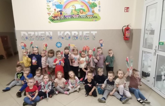 Dzień Kobiet to wyjątkowy dzień, ważny dla wszystkich kobiet, zarówno tych dużych, jak i małych. 8 marca w naszym przedszkolu odbyły się uroczystość z tej okazji.                                                 W tym szczególnym dniu wszystkie kobietki otrzymały serdeczne życzenia i upominki. Radosna atmosfera panowała już od samego rana.
Chłopcy złożyli życzenia, tradycyjnie zaśpiewali swoim koleżankom uroczyste „100 lat”, i wręczyli piękne laurki i niespodzianki. Ze szczególnym zaangażowaniem starali się, aby ten dzień uczynić wyjątkowo miłym. Jako mali dżentelmeni wyręczali dziewczynki w codziennych obowiązkach. Nie zabrakło tanecznej muzyki, w rytm której bawiły się zarówno dziewczynki jak i chłopcy. Wiele radości sprawiły dzieciom zabawy i konkurencje w grupach. Uśmiechnięte buzie przedszkolaków, a zwłaszcza dziewczynek świadczyły o miło spędzonym czasie.