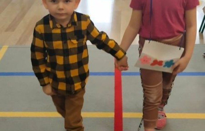 Dzień Kobiet to wyjątkowy dzień, ważny dla wszystkich kobiet, zarówno tych dużych, jak i małych. 8 marca w naszym przedszkolu odbyły się uroczystość z tej okazji.                                                 W tym szczególnym dniu wszystkie kobietki otrzymały serdeczne życzenia i upominki. Radosna atmosfera panowała już od samego rana.
Chłopcy złożyli życzenia, tradycyjnie zaśpiewali swoim koleżankom uroczyste „100 lat”, i wręczyli piękne laurki i niespodzianki. Ze szczególnym zaangażowaniem starali się, aby ten dzień uczynić wyjątkowo miłym. Jako mali dżentelmeni wyręczali dziewczynki w codziennych obowiązkach. Nie zabrakło tanecznej muzyki, w rytm której bawiły się zarówno dziewczynki jak i chłopcy. Wiele radości sprawiły dzieciom zabawy i konkurencje w grupach. Uśmiechnięte buzie przedszkolaków, a zwłaszcza dziewczynek świadczyły o miło spędzonym czasie.