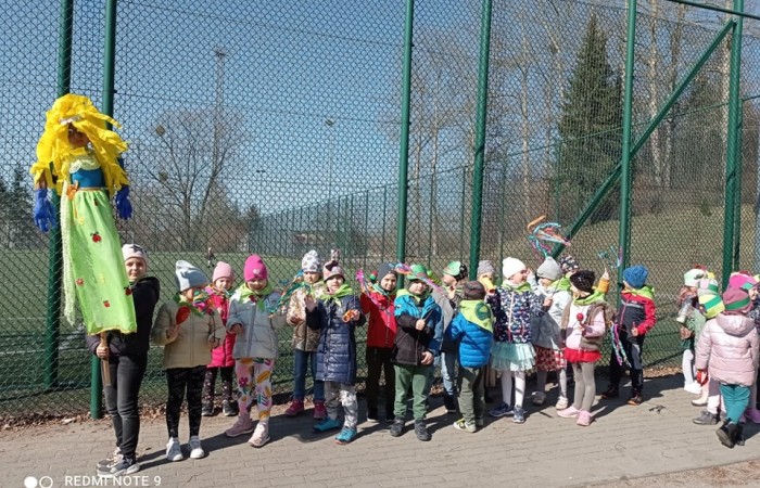 We wtorek 21 marca wszystkie Dzieci z naszego przedszkola świętowały Pierwszy Dzień Wiosny. Aby podkreślić charakter tego dnia, Przedszkolaki przyszły ubrane na zielono. Odbył się również marsz witający nadeszła porę roku ..:)