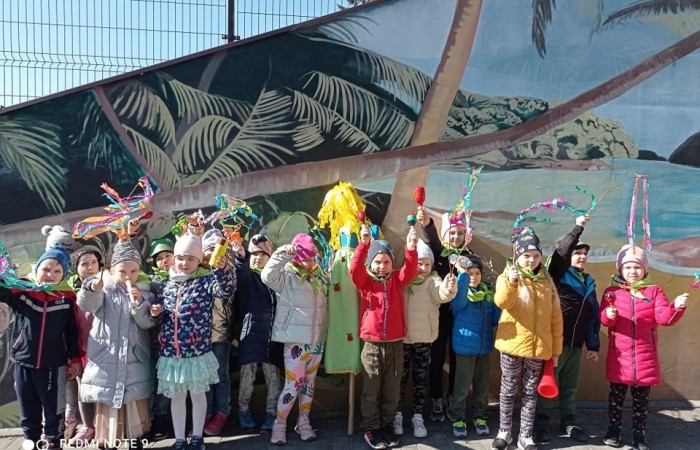 We wtorek 21 marca wszystkie Dzieci z naszego przedszkola świętowały Pierwszy Dzień Wiosny. Aby podkreślić charakter tego dnia, Przedszkolaki przyszły ubrane na zielono. Odbył się również marsz witający nadeszła porę roku ..:)