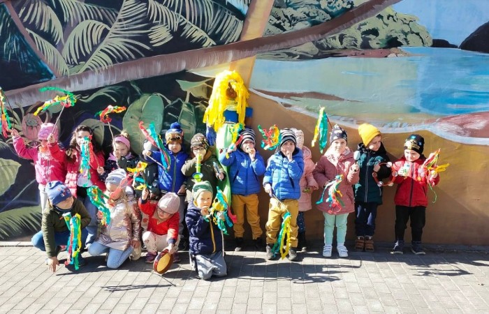 We wtorek 21 marca wszystkie Dzieci z naszego przedszkola świętowały Pierwszy Dzień Wiosny. Aby podkreślić charakter tego dnia, Przedszkolaki przyszły ubrane na zielono. Odbył się również marsz witający nadeszła porę roku ..:)