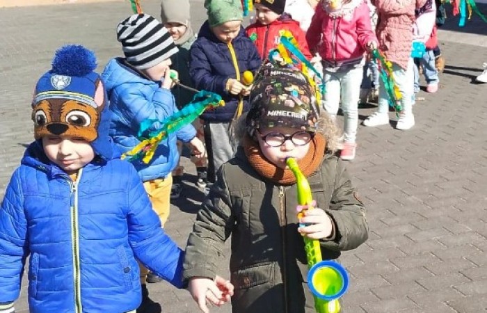 We wtorek 21 marca wszystkie Dzieci z naszego przedszkola świętowały Pierwszy Dzień Wiosny. Aby podkreślić charakter tego dnia, Przedszkolaki przyszły ubrane na zielono. Odbył się również marsz witający nadeszła porę roku ..:)