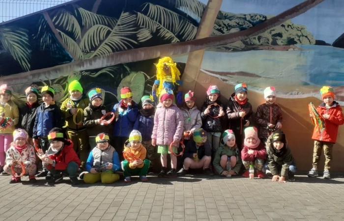 We wtorek 21 marca wszystkie Dzieci z naszego przedszkola świętowały Pierwszy Dzień Wiosny. Aby podkreślić charakter tego dnia, Przedszkolaki przyszły ubrane na zielono. Odbył się również marsz witający nadeszła porę roku ..:)