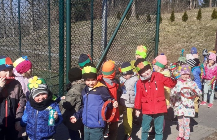 We wtorek 21 marca wszystkie Dzieci z naszego przedszkola świętowały Pierwszy Dzień Wiosny. Aby podkreślić charakter tego dnia, Przedszkolaki przyszły ubrane na zielono. Odbył się również marsz witający nadeszła porę roku ..:)