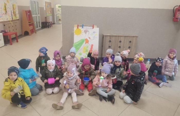 We wtorek 21 marca wszystkie Dzieci z naszego przedszkola świętowały Pierwszy Dzień Wiosny. Aby podkreślić charakter tego dnia, Przedszkolaki przyszły ubrane na zielono. Odbył się również marsz witający nadeszła porę roku ..:)