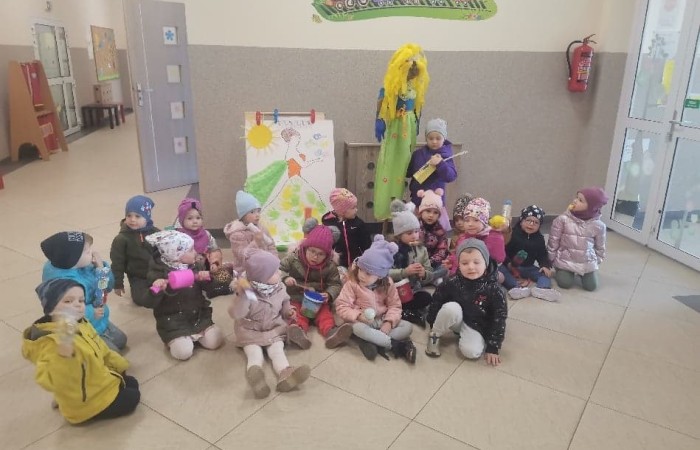 We wtorek 21 marca wszystkie Dzieci z naszego przedszkola świętowały Pierwszy Dzień Wiosny. Aby podkreślić charakter tego dnia, Przedszkolaki przyszły ubrane na zielono. Odbył się również marsz witający nadeszła porę roku ..:)